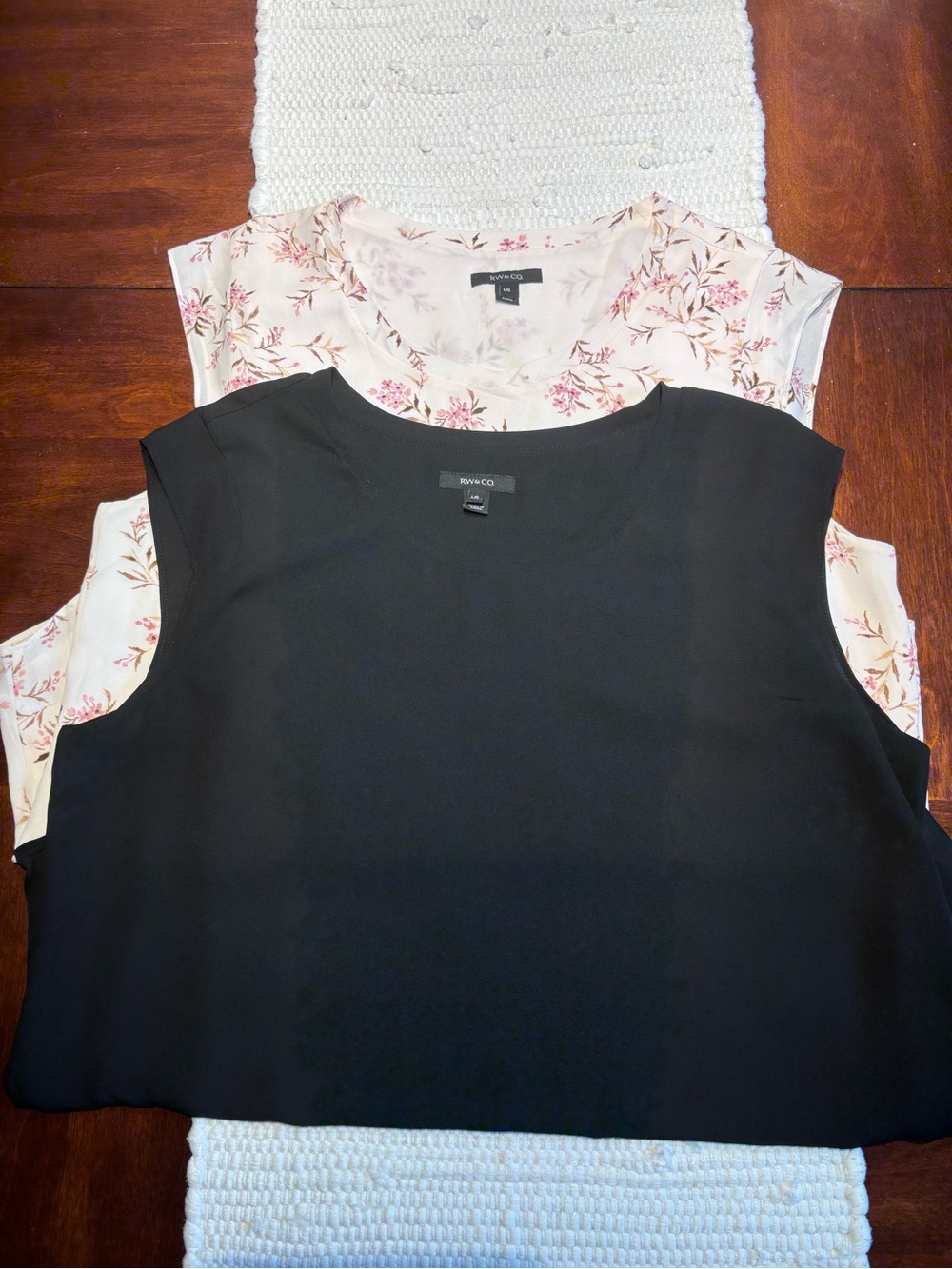 Bundle of 2 RW&CO capsleeve blouse large